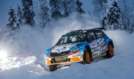 Ralliauto ajaa lumessa