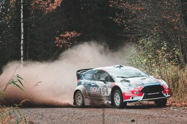 Ralliauto mutkassa