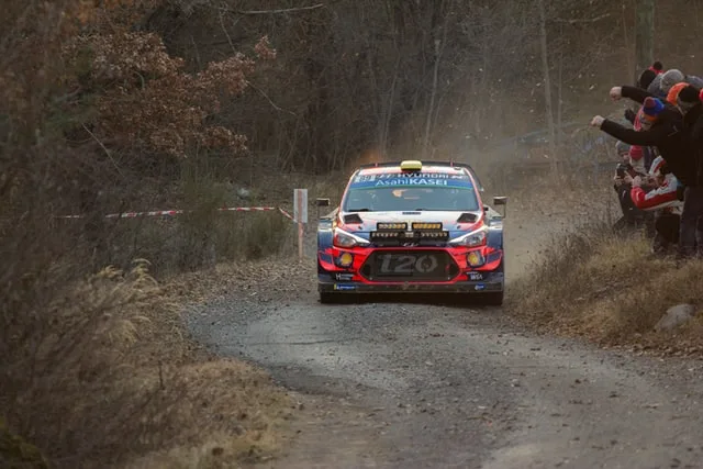 Ralliauto kilpailemassa